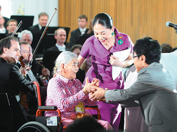 공연을 주관한 레이디R재단의 로더미어(이정선) 자작부인(오른쪽에서 두 번째)과 조용필 씨(오른쪽에서 첫 번째)가 한센인 할머니의 손을 잡고 인사하고 있다. 고흥=박영철 기자