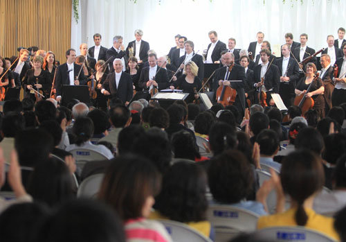 러시아 출신의 세계적인 지휘자 블라디미르 아슈케나지가 이끄는 영국 런던 필하모니아 오케스트라가 5일 오후 전남 고흥군 국립소록도병원을 찾아 자선 연주회를 열었다. 이날 연주회에는 가수 조용필 씨도 참여했다. 고흥=박영철 기자