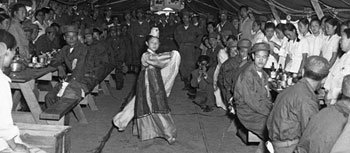 1953년 9월 경기 파주시 문산에서 열린 위문행사. 송환된 국군포로를 위해 이화여자중학교 학생들이 공연했다. 사진 제공 청암사진연구소