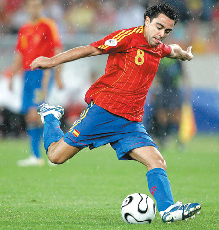 스페인서 가장 비싼 사비 “내 몸값은 990억 원”  몸값이 990억 원에 이르는 사비 에르난데스는 무적함대 스페인에서도 가장 귀하신 몸이다. 스페인은 주전들의 몸값 총액이 6070억 원으로 남아공 월드컵 출전 32개국 가운데 가장 높았다. 동아일보 자료 사진