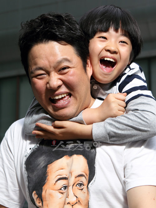 ‘우리는 붕어빵 부자 스타.’ 김구라와 아들 동현 군은 한 예능프로그램을 통해 각종 CF에 출연하며 인기를 얻고 있다.