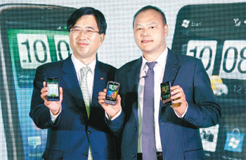 대만의 스마트폰 제조업체 HTC는 6일 서울 중구 소공동 롯데호텔에서 신제품 디자이어와 HD2를 선보였다. 피터 처우 HTC 사장(오른쪽)과 배준동 SK텔레콤 마케팅부문장이 제품을 들어 보이고 있다. 홍진환 기자