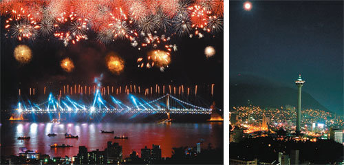 부산 광안리해수욕장에서 바라본 광안대교 위의 ‘불꽃 축제’ 야경. 오른쪽은 부산항의 아름다운 모습을 한눈에 바라볼 수 있는 용두산 타원전망대 야경. 사진 제공 부산시