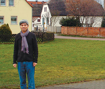 2009년 2월 니체의 출생지인 독일 뢰켄을 방문한 이진우 계명대 교수. 사진 제공 이진우 교수
