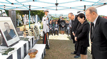 7일 오전 서울 동작구 동작동 국립서울현충원 애국지사 묘역에서 고하 송진우 선생 탄생 120주년을 맞아 추모식이 열렸다. 고하 송진우선생기념사업회 주관으로 열린 이날 추모식에서 김상하 삼양사 회장, 현정은 현대그룹 회장, 권이혁 기념사업회 이사장(오른쪽부터)이 묘역 앞에서 참배하고 있다. 이훈구 기자