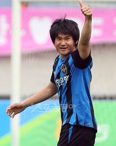 9일 인천월드컵경기장에서 열린 2010 프로축구 인천유나이티드 대 FC서울 경기에서 후반 종료 전 헤딩슛을 성공시킨 이세주가 경기 종료 후 팬들에게 엄지손가락을 들어 보이고 있다 .