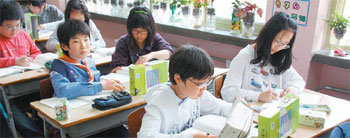 서울 목동초등학교는 학생들이 자연스레 한자를 배우도록 모든 수업에 실용한자사전을 활용하는 한자교육 프로그램을 도입했다. 사진은 서울 목동초등학교 국어수업 장면.