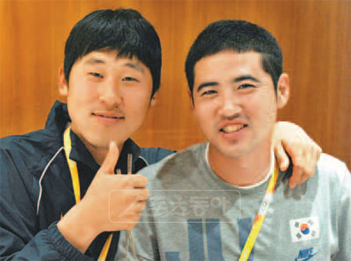 윤석민(왼쪽)과 장원삼의 우정은 2006도하아시안게임 때부터 시작됐으며, 2008베이징올림픽에서는 금메달을 합작하기도 했다. 베이징올림픽 당시의 즐거운 한 때.스포츠동아DB
