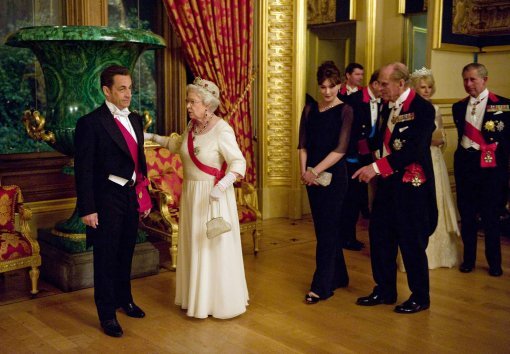 2008년 3월 영국을 방문한 니콜라 사르코지 프랑스 대통령이 윈저성의 공식 만찬을 앞두고 엘리자베스 2세 영국 여왕과 담소를 나누고 있다. 뒤로 카를라 브루니와 필립공의 모습도 보인다. 로이터연합.