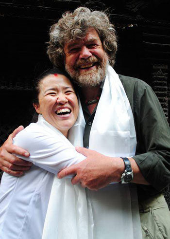 여성 최초로 히말라야 8000m 이상 14개 봉우리를 모두 오른 오은선(왼쪽)이 24년 전 세계 최초로 14좌 완등을 이룬 라인홀트 메스너와 8일 네팔 카트만두에서 만났다. 우상을 만난 오은선은 뛸 듯이 기뻐했고 메스너는 오은선을 “위대한 산악인”이라고 치켜세웠다. 사진 제공 블랙야크