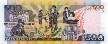 필리핀 500페소 지폐 뒷면에 새겨진 6·25전쟁 종군기자 시절의 베니그노 아키노 전 상원의원의 모습. 유엔군이 38선을 돌파할 당시 기사를 배경으로 아키노 전 상원의원이 카메라와 펜을 들고 있다.
