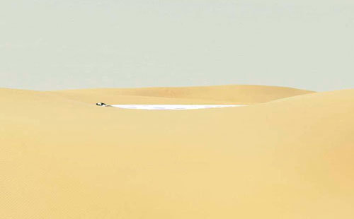 이명호 씨의 ’바다 #2’의 부분. 아라비아 사막에서 대형 캔버스 천으로 오아시스(흰색 부분)를 표현한 작품이다. 사진 제공 성곡미술관