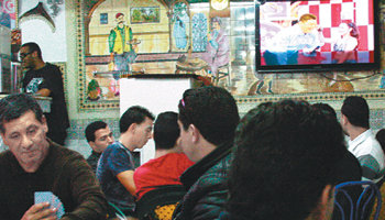 6일(현지 시간) 튀니지의 수도 튀니스 근교 아리아나 지역에 있는 한 카페에서 현지인들이 위성TV로 한국 예능 프로그램 ‘스타킹’을 시청하고 있다. 튀니스=우정열 기자