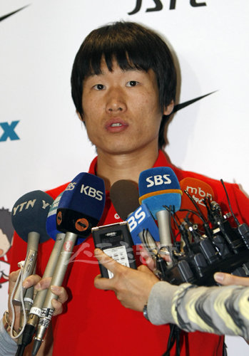 2010 남아공월드컵을 대비한 축구대표팀 소집을 위해 박지성이 11일 인천공항을 통해 입국해 인터뷰를 하고 있다.