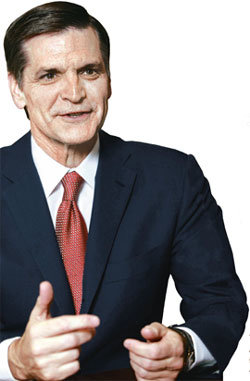 세계 최대의 메모리 솔루션 업체인 EMC의 빌 튜버 부회장은 “저장매체를 잘못 다루면 귀중한 정보를 잃을 수 있어 ‘백업’에 신경 써야 한다”며 정보 안전 관리의 중요성을 강조했다.사진 제공 한국EMC