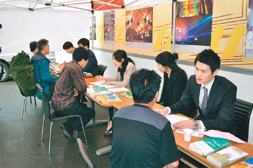 11일 오전 서울역 앞 광장에서 진행된 ‘노숙인 신용회복 상담소’에서 노숙인들이 부채액 면제 관련 상담을 받고 있다. 서울시와 신용회복위원회 등이 함께 운영한 이날 상담소에는 노숙인 120여 명이 찾았다. 사진 제공 서울시