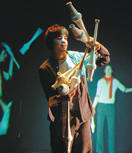 제22회 춘천마임축제에 공식 초청된 핀란드WHS극단의 ‘대합실’. 저글링과 마술, 다양한 영상을 접목해 기다림과 만남의 장소로서 대합실을 표현했다. 사진 제공 춘천마임축제