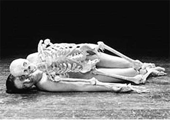 마리나 아브라모빅의 영상작품 ’누드와 해골’. 작가의 몸과 해골을 대면시켜 삶과 죽음을 동시에 사유하게 만든 작업이다. 사진 제공 코리아나미술관
