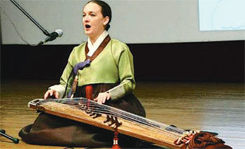조셀린 클라크 교수가 11일 오후 대전 서구 배재대에서 가야금 병창을 연주하고 있다. 그는 이날 악기 가야금과 연주곡 등에 대한 설명도 곁들였다. 사진 제공 배재대