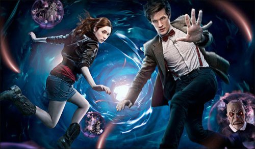 2010년 4월부터 영국 BBC에서 제작, 방영되는 드라마 \'닥터후\' 5번째 시리즈.  "닥터"(The Doctor)라고 알려진 신비한 외계인이 파란색 전화박스 모양으로 생긴 타임 머신(타디스)을 타고 겪는 모험을 그리고 있다. 왼쪽부터 에이미 폰드(카렌 길런)와 닥터(맷 스미스)