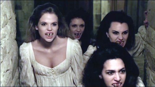 최신작인 6회 '베니스의 뱀파이어' 편. 기숙학교에 입학한 여학생들이 뱀파이어처럼 변하는 이야기다.