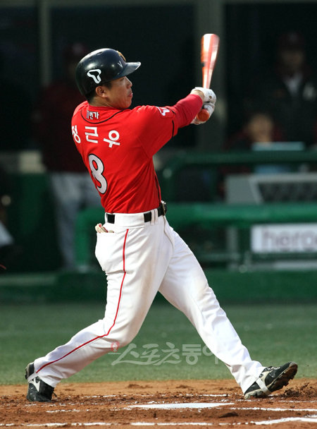 정근우가 SK를 구해냈다. 연장 12회초 2사 1·2루에서 정근우는 롯데 김사율 상대로 우전 적시타를 터뜨렸다. 이에 힘입어 2-1로 이긴 SK는 롯데전 10연승을 이어갔다. [스포츠동아 DB]