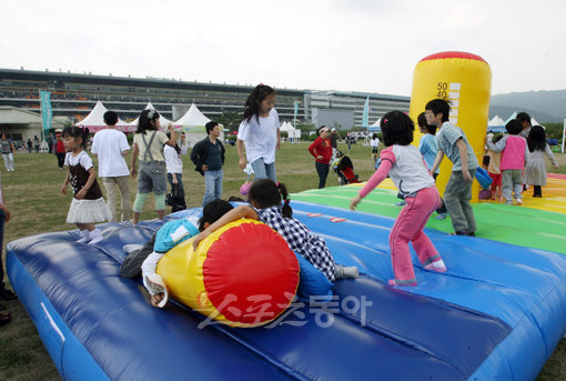 ‘2010 서울경마문화축제’는 다채로운 이벤트를 마련해 가족 단위 관람객을 만족시킨다. 사진은 어린이들이 대형 에어 매트에서 놀고 있는 지난해 축제 모습.사진제공 ｜ 한국마사회