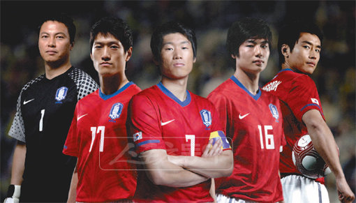 월드컵은 최신식 소재로 제작된 제품들을 한꺼번에 볼 수 있는 최고의 무대다. 허정무호도 마찬가지. 초경량 유니폼부터 최신 축구화까지 지급되는 장비는 30여 종으로 가격으로 환산하면 1억 원을 호가한다.사진 제공=나이키