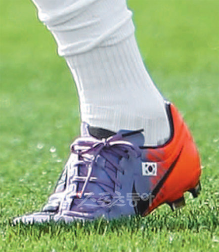 2006년 독일월드컵 이후 축구 대표팀 선수들의 축구화에는 태극기가 선명하게 새겨져 있다. 파주｜김종원 기자 won@donga.com