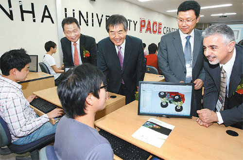 GM대우 손동연 기술개발부문 부사장(왼쪽)이 13일 인하대에서 열린 국제 산학협력 프로그램 PACE센터 개소식에서 인하대 이본수 총장(왼쪽에서 두 번째)과 함께 ACE 프로그램 시연에 참가해 기계공학과 학생들과 대화를 나누고 있다. 사진 제공 GM대우