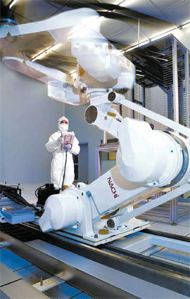 GS건설 기술연구소의 클린룸 실험동에서 한 연구원이 로봇 구동 시 공기의 흐름을 측정하고 있는 모습. 이 연구소는 클린룸에 적용한 특수센서를 이용해 ‘아토피 없는 아파트’를 개발 중이다. 사진 제공 GS건설