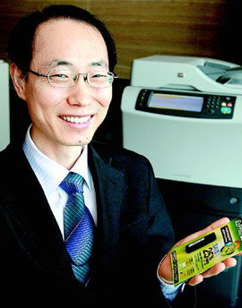 EP소프트 장종윤 대표가 12일 이지프린팅세이버 솔루션을 들고 포즈를 취했다. 사진 제공 한국HP