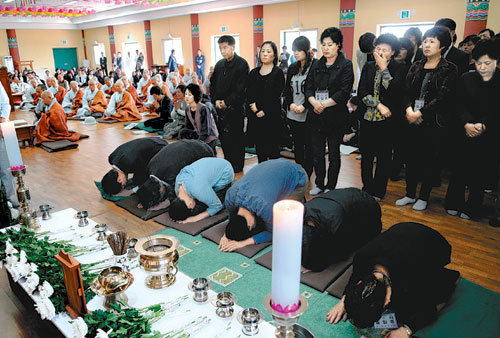 천안함 46용사의 넋을 달래는 49재가 13일 경기 평택시 해군 제2함대사령부 안의 군 법당인 해웅사에서 열렸다. 가족들이 희생자들의 영전에 절을 하고 있다. 사진 제공 해군