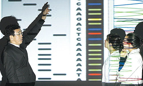 2008년 12월 4일 인천 연수구 ‘이길여 암당뇨연구원’의 연구실에서 김성진 원장(왼쪽)이 자기 게놈을 분석한 결과를 놓고토론을 하고 있다. 개인의 게놈을 완벽히 해독해 공개한 것은 세계에서 네 번째다.동아일보 자료 사진