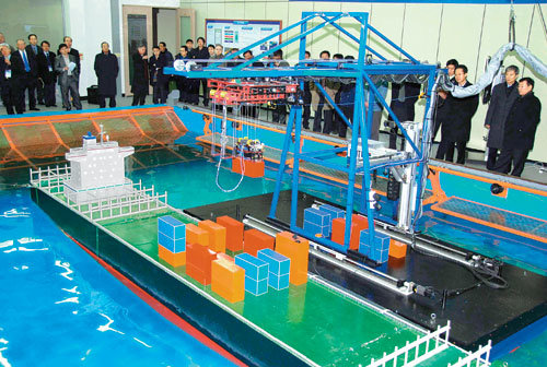 지난해 12월 15일 오전 대전 유성구 KAIST 기계공작실에서 열린 모바일하버 공개시연회. 흔들리는 파도에서 안정을 유지하는 스프레더로 컨테이너를 옮기는 작업이 이뤄졌다. 사진 제공 KAIST