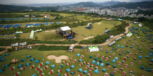 한국의 월드컵 첫 경기가 열리는 다음 달 12일 응원을 겸한 캠핑 페스티벌이 열린다.노을공원에 텐트 2500동이 설치되고 응원전과 함께 다양한 부대 행사도 마련된다. 지난해 9월 캠핑 페스티벌 때의 전경. 사진 제공 서울시