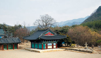 경북 군위군 고로면의 인각사 전경. 이 사찰은 고려 충렬왕의 국사였던 일연(작은 사진)이 말년에 5년 동안 머무르며 ‘삼국유사’의 집필을 마무리한 곳이다. 사진 제공 글항아리