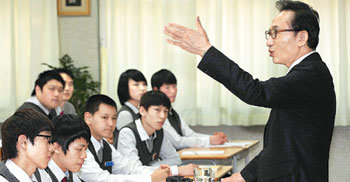 이명박 대통령이 14일 경기 수원시 팔달구 삼일공업고등학교 산업체특별학급을 방문해 강연하고 있다. 수원=청와대사진기자단