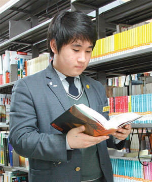 학교 도서관에서 책을 읽고 있는 신동윤 군.