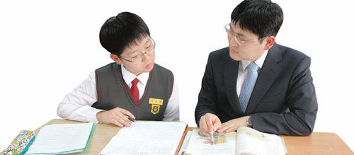 국어 서술형 문제의 답안을 작성할 때는 문제가 요구하는 내용만을 한두 문장으로 쓰는 것이 좋다. 사진은 학생을 지도하는 서울대 사범대학 부설중학교 윤구희 교사(사진 오른쪽).