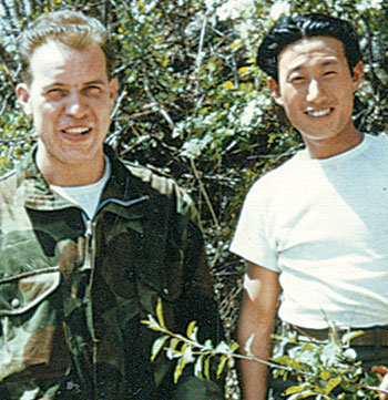 잣골전투의 ‘영웅’ 룩셈부르크 참전용사 레몽 베랭제 씨와 한국군 강윤섭 씨(오른쪽)가 1953년 밝게 웃고 있다. 사진 제공 룩셈부르크 국립군역사박물관