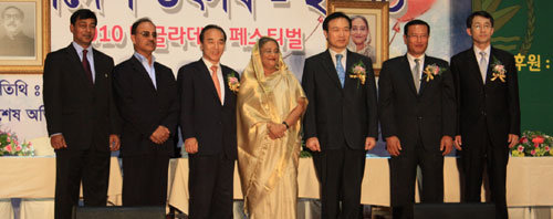방한 중인 셰이크 하시나 방글라데시 총리(가운데)가 ‘2010 방글라데시 페스티벌’에 참석했다. 16일 오후 6시 서울 장충체육관에서 열린 페스티벌에서 하시나 총리가 국내에 체류하는 방글라데시인 1500여 명에게 인사를 하고 있다. 하시나 총리 오른쪽은 임태희 노동부 장관. 사진 제공 지구촌사랑나눔