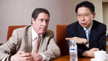 에드워드 키스톤 캐나다류머티스연구협회장(왼쪽)과 송영욱 대한류마티스학회 이사장이 처음부터 강한 약을 집중적으로 사용하는 새로운 류머티즘 치료법에 대해 얘기를 나누고 있다. 사진 제공 대한류마티스학회