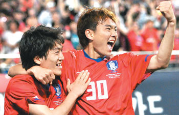 허정무 감독이 이끄는 축구 대표팀이 남아프리카공화국 월드컵 개막을 26일 앞두고 국내에서 마지막으로 가진 평가전에서 승리를 낚았다. 축구 대표팀은 16일 서울월드컵경기장에서 열린 에콰도르와의 평가전에서 이승렬(오른쪽), 이청용의 연속 골에 힘입어 2-0 완승을 거뒀다. 후반 28분 선제골을 넣은 이승렬이 이청용을 얼싸안으며 환호하고 있다.대표팀은 22일 일본 도쿄로 건너가 24일 일본과 친선 경기를 치른다. 사진 제공 OSEN