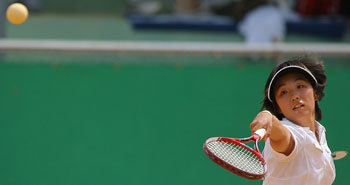 농협 김미연이 16일 문경시민정구장에서 열린 제88회 동아일보기 전국정구대회 여자 일반부 단체전 결승에서 백핸드 발리를 시도하고있다. 농협은 대구은행에 3-0 완승을 거두며 2년 연속 정상에 올랐다. 문경=원대연 기자 yeon72@donga.com