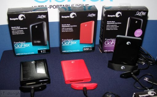 좌측과 가운데 제품이 고플렉스 울트라 포터블 드라이브와 그 연결 케이블이며, 우측 제품이 고플렉스 프로 울트라 포터블 드라이브 킷이다