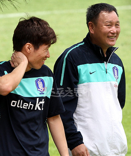 허 감독-박 캡틴 ‘유쾌한 수다’  축구대표팀 허정무 감독(오른쪽)이 17일 파주 NFC에서 벌어진 팀 훈련 도중 주장 박지성과 담소를 나누며 환하게 웃고 있다. 파주 ｜ 박화용 기자 inphoto@donga.com