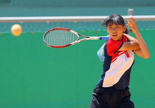 문경서중 이선경이 17일 문경 시민정구장에서 열린 제88회 동아정구대회 여자 단식 경기에서 리시브를 하고 있다.