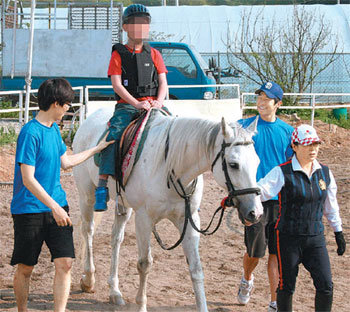 인천 중구장애인종합복지관이 진행하는 ‘장애인재활승마 프로그램’ 개강식이 13일 열렸다. 매주 목요일 진행하는 이 프로그램에 참가하려는 대기자가 30여 명에 이를 만큼 인기가 있다. 다음 달엔 2기 수강생을 모집할 예정이다. 사진 제공 인천 중구장애인종합복지관