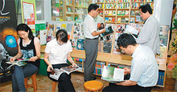 부산도시철도 1호선 시청역 대합실에 마련된 ‘북 카페’에서 시민들이 책을 보며 쉬고 있다. 사진 제공 부산교통공사